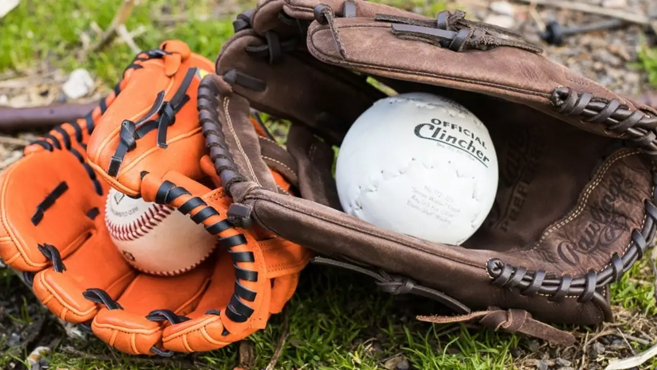 How do you determine the baseball glove size?